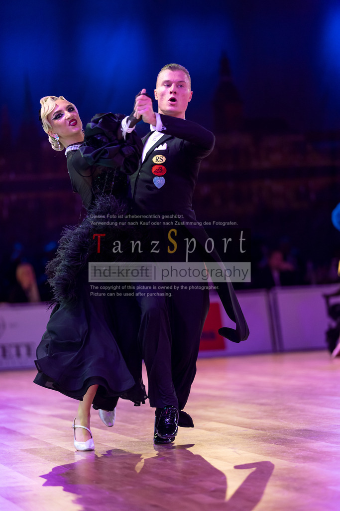 20241215_WDSF_Int_Open_Std-Riga-9063 | Tanzsportbilder, Standardtanz, Lateintanz, WDSF, DTV, LTVB, dancecomp, goc, hessen tanzt, blaues band der spree, walzer, tango, wiener walzer, slowfox, quickstepp, samba, rumba, cha-cha-cha, paso doble. jive, hd-kroft photography, turniertanzsport