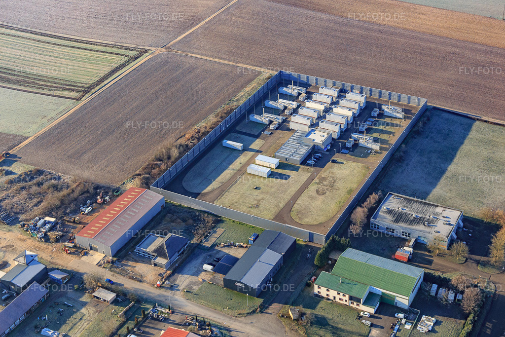 Luftbild: IONOS Datacenter in Niederlauterbach im Bundesland Bas-Rhin in Frankreich. – Foto: IMG_124060.jpg vom 11.01.2021 durch Werner Riehm/FLY-FOTO.de – Auflösung des Originals: 5152 x 3434 px