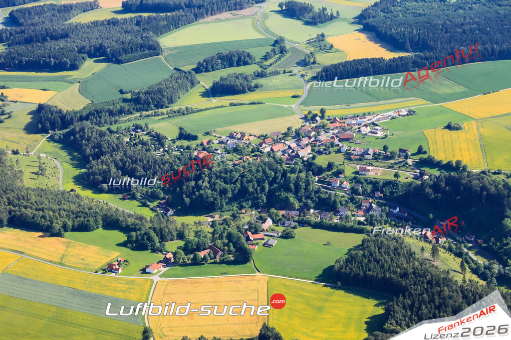 Die Luftaufnahme Kleinziegenfeld - Weismain wurde vom UL-Flugzeug (keine Drohne) aus fotografiert.Hohe Druck- Auflösung-die Geschenkidee!