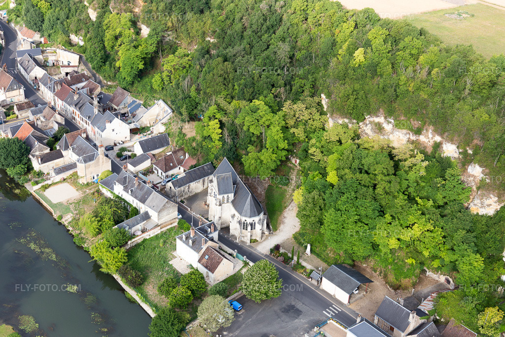 Aerial view: View of the town in Saint-Rimay in the state Loir et Cher, France. – Photo: IMG_101128.jpg taken on 06/24/2017 by Werner Riehm/FLY-FOTO.com – Resolution of the original: 5472 x 3648 px