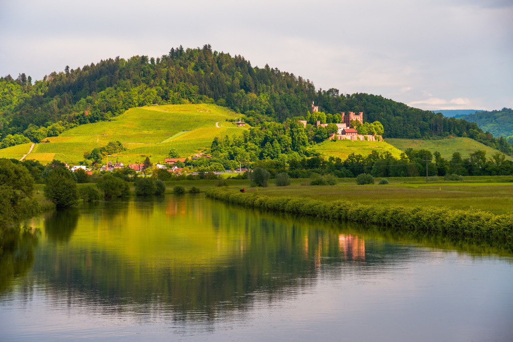 Ortenberg im Spiegel | Da Ortenberger Schloß spiegelt sich in der Kinzig - Realisiert mit Pictrs.com