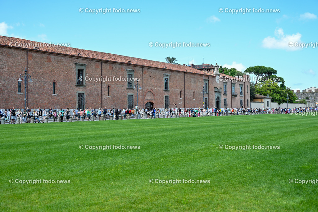 Italien_ Toscana_ Pisa_ 28.05.2024-31 | 28.05.2024, Italien, ITA, Toskana, Pisa im Bild Stadtansichten, Gebäude, Architektur, Touristen, Historisch, Souvenier, Turm, Dom, Piazza, schief


Pisa ist eine Stadt in Italien, gelegen in der Toskana am Arno. Wahrzeichen ist der als Schiefer Turm von Pisa bekannte Campanile des Doms auf der Piazza dei Miracoli im Norden des Stadtzentrums. 
Quelle: Wikipedia
