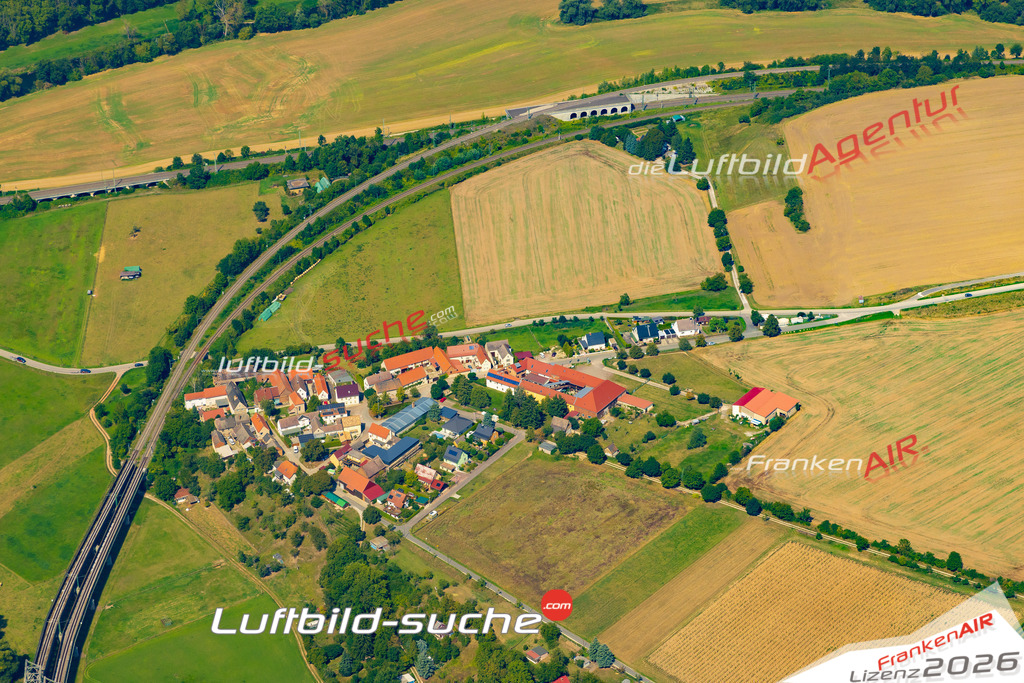 Luftaufnahme Kleinheringen Naumburg - Die Luftaufnahme wurde 2025 vom UL-Flugzeug heraus erstellt ( ohne Drohne ) - Hochauflösende Luftaufnahme - für professionelle Ausdrucke geeignet. Die Geschenkidee !Mit Lizenz und Bildrechte bestellbar