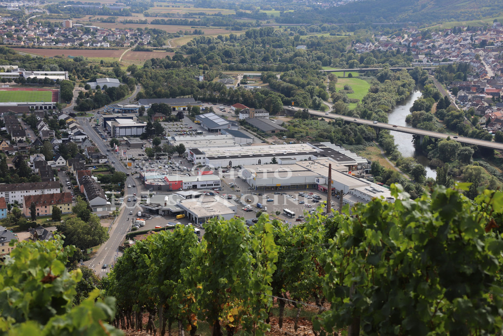 Bingen-1096 | Diese Luftaufnahme zeigt das Gewerbegebiet in Bingen Büdesheim. Hier findet man alles was man täglich braucht. - Realisiert mit Pictrs.com