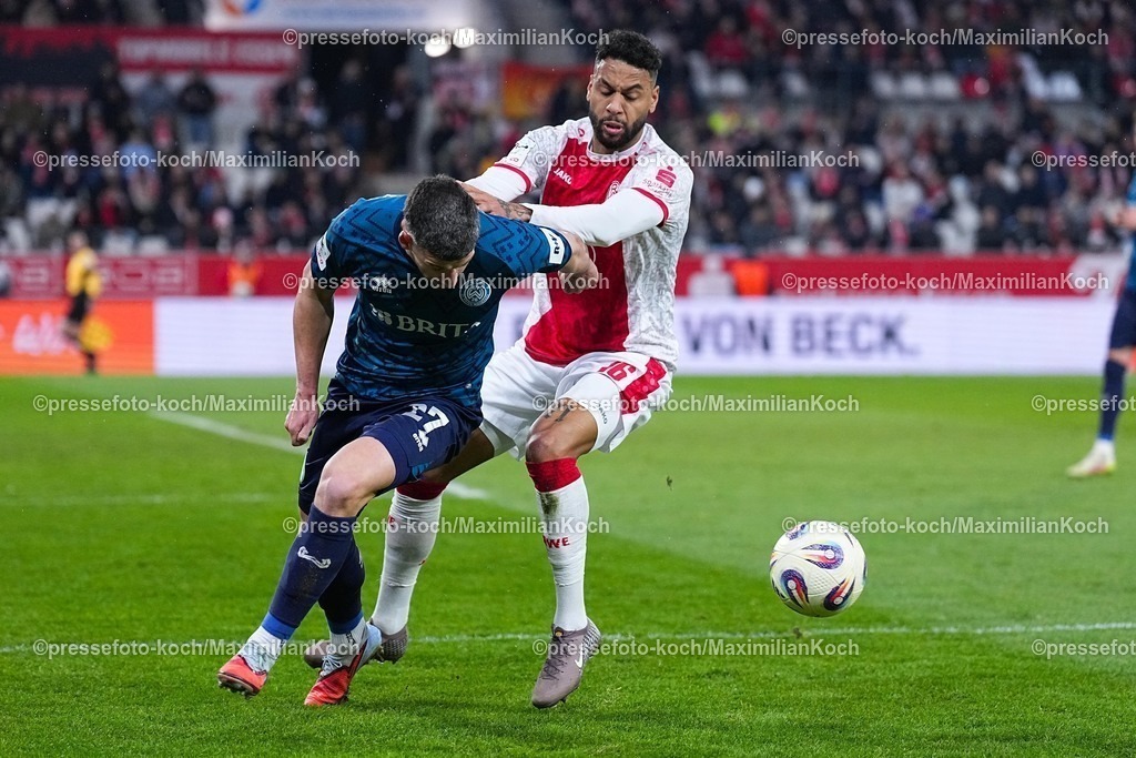 xYDRx01022601028 | 01.02.2026, xydrx, Fußball, 3.Liga, Rot-Weiss Essen - SV Wehen Wiesbaden, Saison 2025 2026, Stadion an der Hafenstraße: Jordy Gillekens (SV Wehen Wiesbaden #27) im Zweikampf gegen Ruben Reisig (Rot-Weiss Essen #16)    DFB regulations prohibit any use of photographs as image sequences and or quasi-video. Photo: xYannisxDreimannxPressefotoKochx