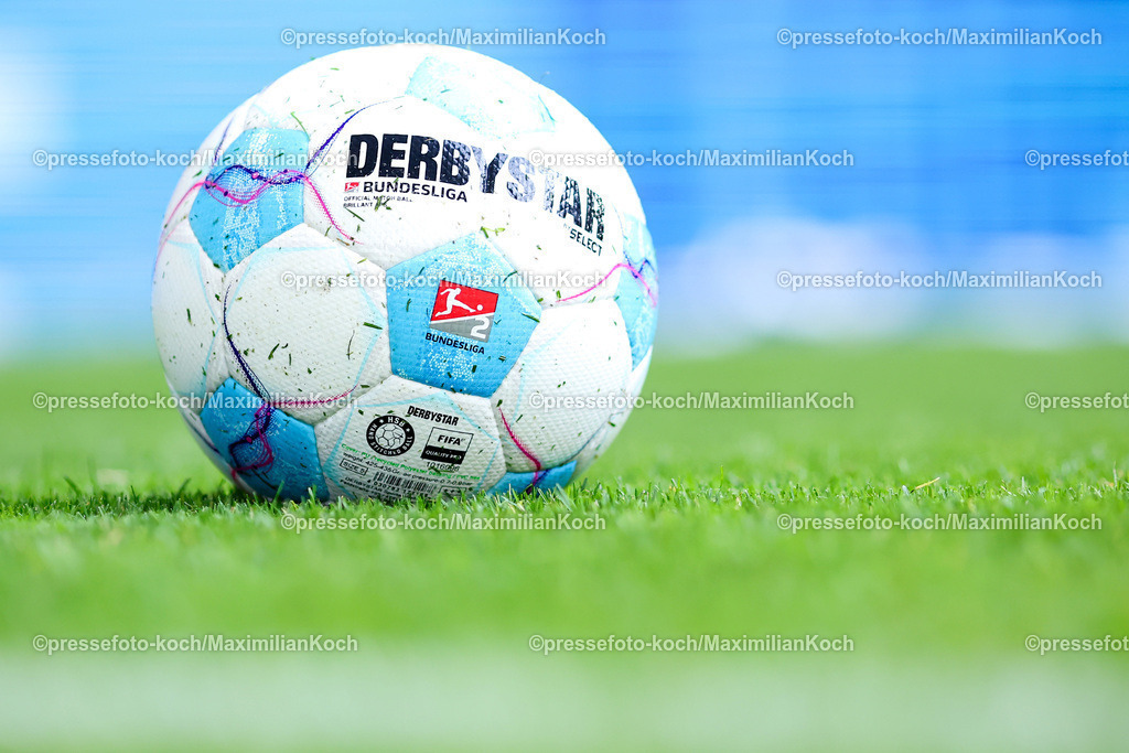 Schalke26102402088 | 26.10.2024, Fußball, FC Schalke 04 - SpVgg Greuther Fürth, 2. Fußball Bundesliga, Veltins-Arena Gelsenkirchen, Saison 2024 2025: Offizieller Spielball liegt auf dem SpielfeldDFB regulations prohibit any use of photographs as image sequences and or quasi-video.