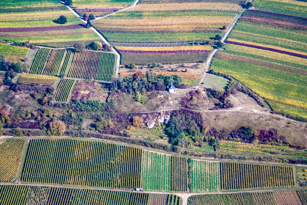 Luftbild: Naturschutzgebiet und Kapelle Kleine Kalmit in Ilbesheim bei Landau im Bundesland Rheinland-Pfalz in Deutschland. Foto: IMG_8420.jpg vom 06.10.2007 durch Werner Riehm/FLY-FOTO.de