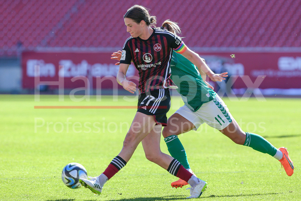 Fussball, Google Pixel Frauen-Bundesliga, 1. FC Nürnberg - SV Werder Bremen | v.li.: Lara Schmidt (1. FC Nürnberg, 27) und Maja Sternad (SV Werder Bremen, 11) im Zweikampf, Duell, Dynamik, Aktion, Action, Spielszene, DIE DFB-RICHTLINIEN UNTERSAGEN JEGLICHE NUTZUNG VON FOTOS ALS SEQUENZBILDER UND/ODER VIDEOÄHNLICHE FOTOSTRECKEN. DFB REGULATIONS PROHIBIT ANY USE OF PHOTOGRAPHS AS IMAGE SEQUENCES AND/OR QUASI-VIDEO.