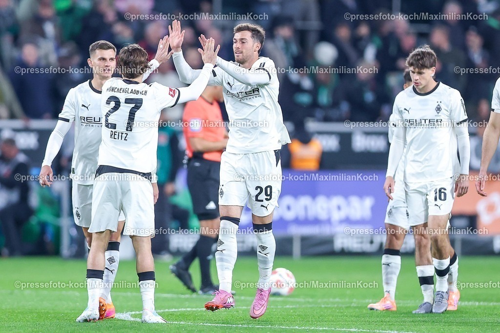 BMG05102501001 | 05.10.2025, Fußball, Borussia Mönchengladbach - SC Freiburg, 1. Fußball Bundesliga, Borussia-Park, Saison 2025 2026: Rocco Reitz&nbsp;(Borussia Mönchengladbach #27) klatscht sich zusammen mit Joe Scally&nbsp;(Borussia Mönchengladbach #29) ab DFB regulations prohibit any use of photographs as image sequences and or quasi-video.