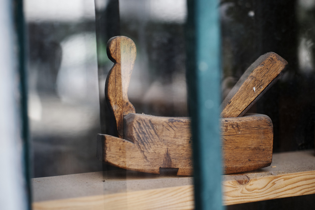 Alter Hobel steht in der Auslage einer Tischlerei | Wien, Austria - July 08, 2019: Alter Hobel steht in der Auslage einer Tischlerei. - Realisiert mit Pictrs.com