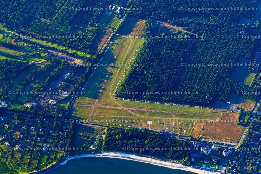 Föhr_Flugplatz_ELS_6033060822 | WYK AUF FöHR 06.08.2022 Flugplatz Wyk in Wyk auf der Insel Föhr im Bundesland Schleswig-Holstein, Deutschland. Flugplatz mit der ICAO - Kennung EDXY am Nordsee - Strand. // Airfield Wyk in Wyk on the island of Foehr in the state Schleswig-Holstein, Germany. Airfield with the ICAO identifier EDXY on the North Sea beach. Foto: Martin Elsen