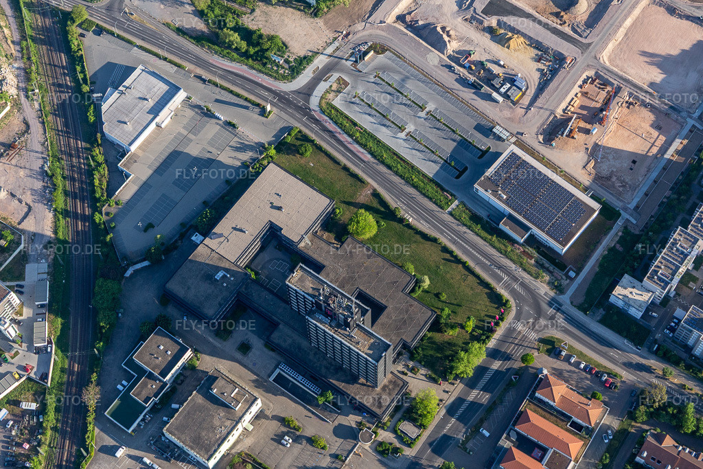 Luftbild: Deutsche Telekom in Neustadt an der Weinstraße im Bundesland Rheinland-Pfalz in Deutschland. Foto: IMG_120600.jpg vom 26.04.2020 durch Werner Riehm/FLY-FOTO.de