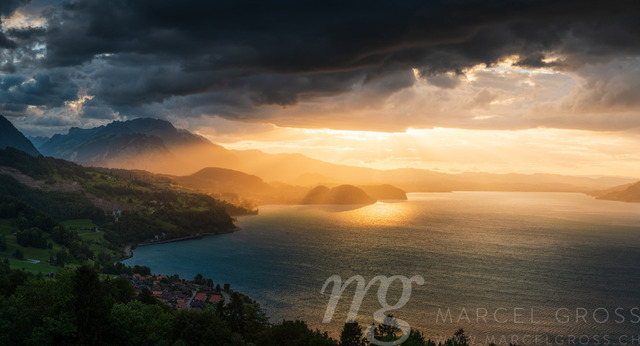 dramatic sunset over Lake Thun with Stockhorn ridge, Spiez and Faulensee | Die ideale Geschenkidee für Naturliebhaber. Naturbilder von Marcel Gross Photography für ihr Zuhause in den verschiedensten Formaten und Materialien. - Realizado com Pictrs.com