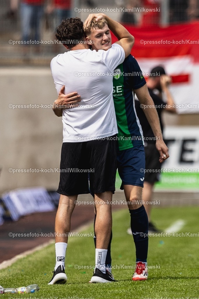 xKWI26072501051 | 26.07.2025, xkwix, Fußball, Regionalliga-West, Rot-Weiß Oberhausen - FC Gütersloh, Stadion Niederrhein: Luis Frieling ( FC Gütersloh #21 ) und Julian Hesse (Trainer FC Gütersloh) bei Auswechslung des Doppeltorschützen