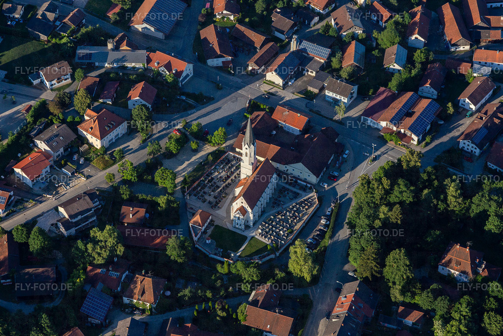 Pfarrkirche St. Johannes d. Täufer in Ruhstorf www.markt-simbach.de | Luftbild: Pfarrkirche St. Johannes d. Täufer in Ruhstorf www.markt-simbach.de im Ortsteil Ruhstorf in Simbach im Bundesland Bayern in Deutschland. Foto: IMG_132820.jpg vom 02.07.2022 durch ©2025 Werner Riehm fly-foto.de/copyright - Realisiert mit Pictrs.com