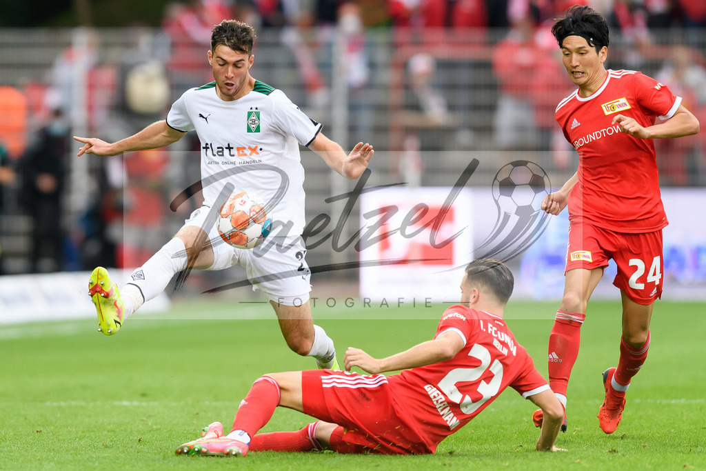 FCUBMG20210829_046 | Fussball, Herren: Joe Scally (Borussia Moenchengladbach) und Niko Giesselmann (1.FC Union Berlin) im Zweikampf beim Spiel der 1. Bundesliga zwischen 1. FC Union Berlin und Borussia Moenchengladbach im Stadion An der Alten Foersterei am 29.08.2021 in Berlin, Deutschland. - Realisiert mit Pictrs.com