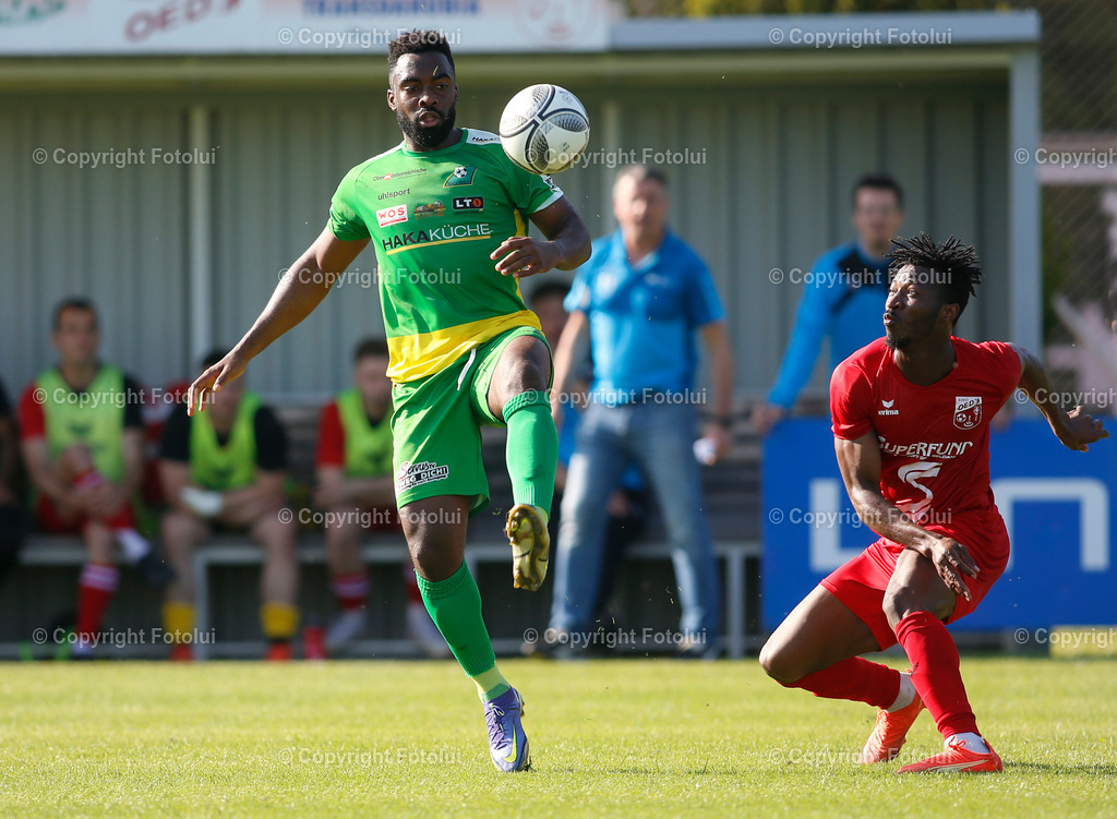 A_LUI_270523-15 | SPORT,FUSSBALL,LL OST ASKOE OEDT-SV HAKA TRAUN 27.05.2023 IM BILD: EMMANUELL CHINSONO EZEIEKWE(OEDT 1B) UND TENLEP TENLEP (TRAUN) FOTO:FOTOLUI
