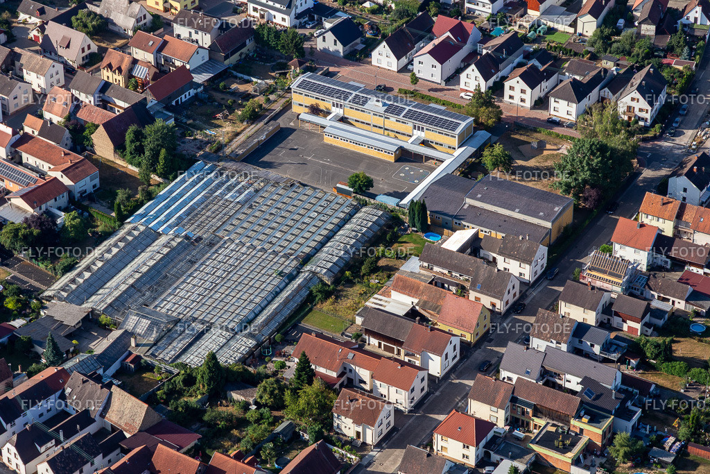 Grundschule Kuhardt https://www.grundschule-kuhardt.de/ | Luftbild: Grundschule Kuhardt https://www.grundschule-kuhardt.de/ in Kuhardt im Bundesland Rheinland-Pfalz in Deutschland. Foto: IMG_134021.jpg vom 21.08.2022 durch ©2025 Werner Riehm fly-foto.de/copyright - Realisiert mit Pictrs.com