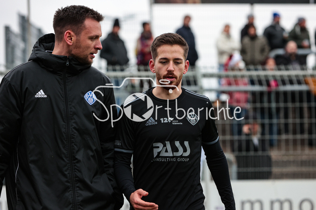 SV Vikoria Aschaffenburg - FC Bayern Amateure | Der verletzte Silas Tom ZEHNDER (SVVA #2) geht vom Platz
