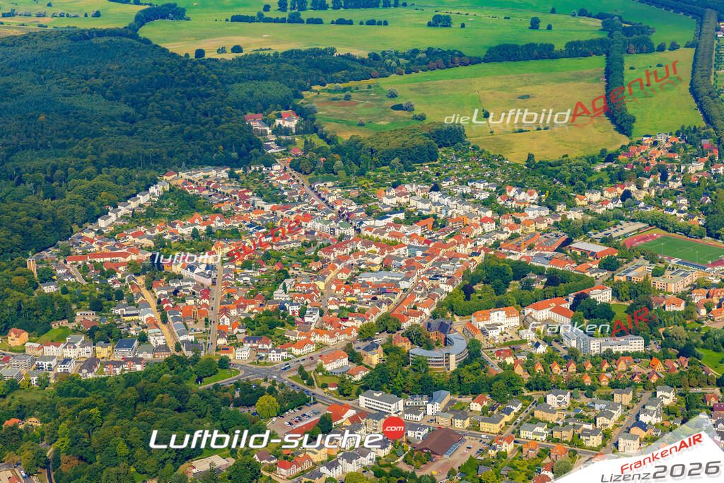 Stadt Bad Doberan von Oben- Die Luftaufnahme wurde 2025 vom UL-Flugzeug heraus erstellt ( keine Drohnenaufnahme ) - Hochauflösende Luftaufnahme - für Wandbilder und großformatige Ausdrucke geeignet. Das besondere Geschenk!Hier alle&nbsp;Infos zur Lizenzierung der LuftaufnahmeWir fliegen auch dieses Jahr wieder in Ihre Region um Luftbilder zu erstellen.- Luftbild anfragen