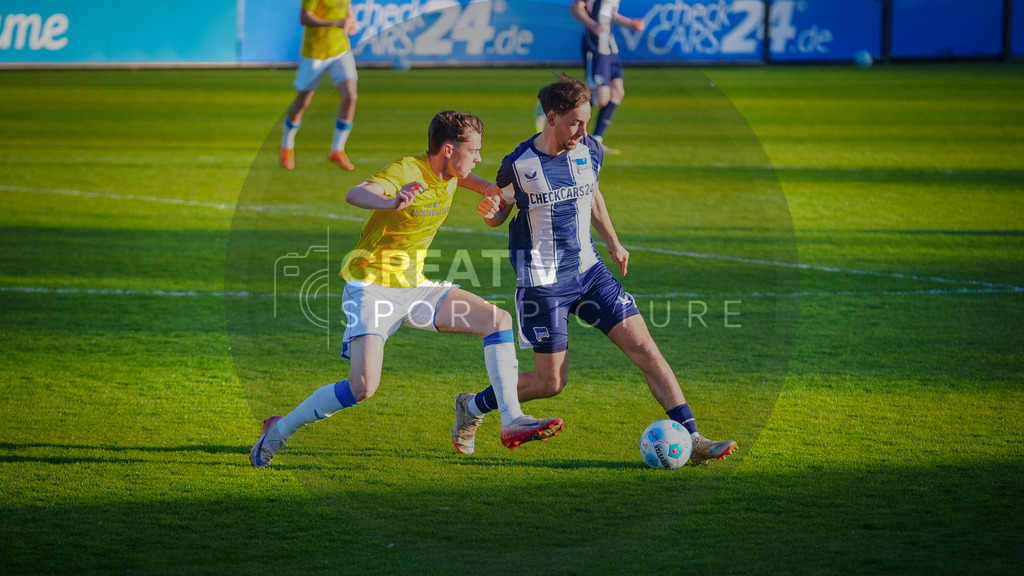 Fußball, Herren, Saison 2025/2026, Regionalliga Nordost, 32. Spieltag, Hertha BSC II vs. FSV 63 Luckenwalde, Donnerstag 30.04.2026, Hertha Amateurstadion | Fußball, Herren, Saison 2025/2026, Regionalliga Nordost, 32. Spieltag, Hertha BSC II vs. FSV 63 Luckenwalde, Donnerstag 30.04.2026, Hertha Amateurstadion, Im Bild: Tim Maciejewski (l. Luckenwalde) und Tim Hoffmann (r. Hertha) - Realisiert mit Pictrs.com