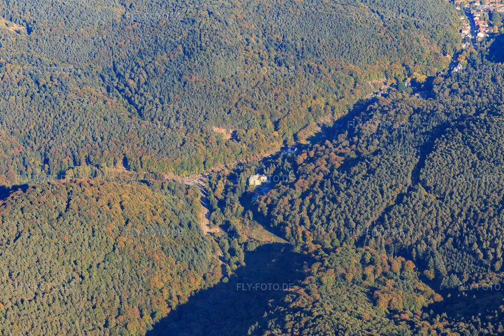 Celenus Parkklinik Bad Bergzabern in der Kurtalstraße von Westen https://www.celenus-kliniken.de/bad-bergzabern/ | Luftbild: Celenus Parkklinik Bad Bergzabern in der Kurtalstraße von Westen https://www.celenus-kliniken.de/bad-bergzabern/ in Bad Bergzabern im Bundesland Rheinland-Pfalz in Deutschland. Foto: IMG_095279.jpg vom 16.10.2016 durch Werner Riehm/FLY-FOTO.de - Realisiert mit Pictrs.com
