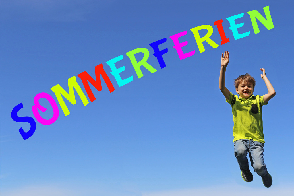 Symbolbild Sommerferien: Schriftzug vor blauem Himmel und ein Junge der vor Freude in die Luft springt | Symbolbild Sommerferien: Schriftzug vor blauem Himmel und ein Junge der vor Freude in die Luft springt - Realisiert mit Pictrs.com