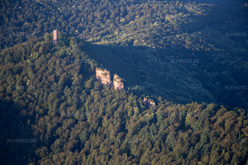 Luftbild: Burg Trifels in Annweiler am Trifels im Bundesland Rheinland-Pfalz in Deutschland. Foto: IMG_091606.jpg vom 10.07.2016 durch Werner Riehm/FLY-FOTO.de