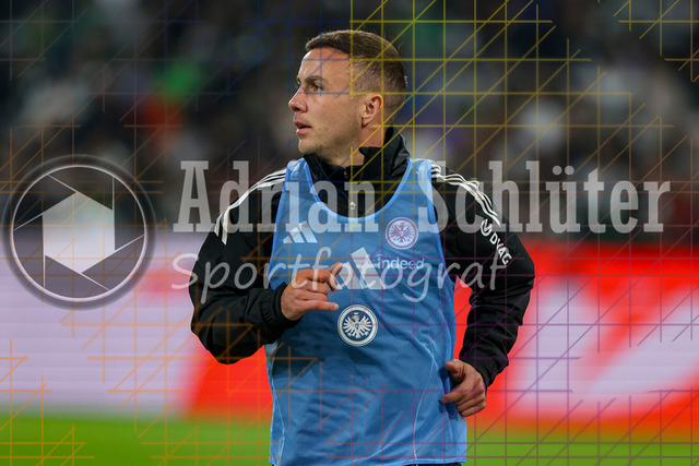 Borussia Mönchengladbach vs Eintracht Frankfurt - Bundesliga  | Mönchengladbach, Deutschland, 27.09.25:   Mario Götze (Eintracht Frankfurt) schaut waehrend des Spiels der Bundesliga zwischen Borussia Mönchengladbach vs Eintracht Frankfurt im Stadion im Borussia Park(Foto von Brauer-Fotoagentur / Adrian Schlueter)