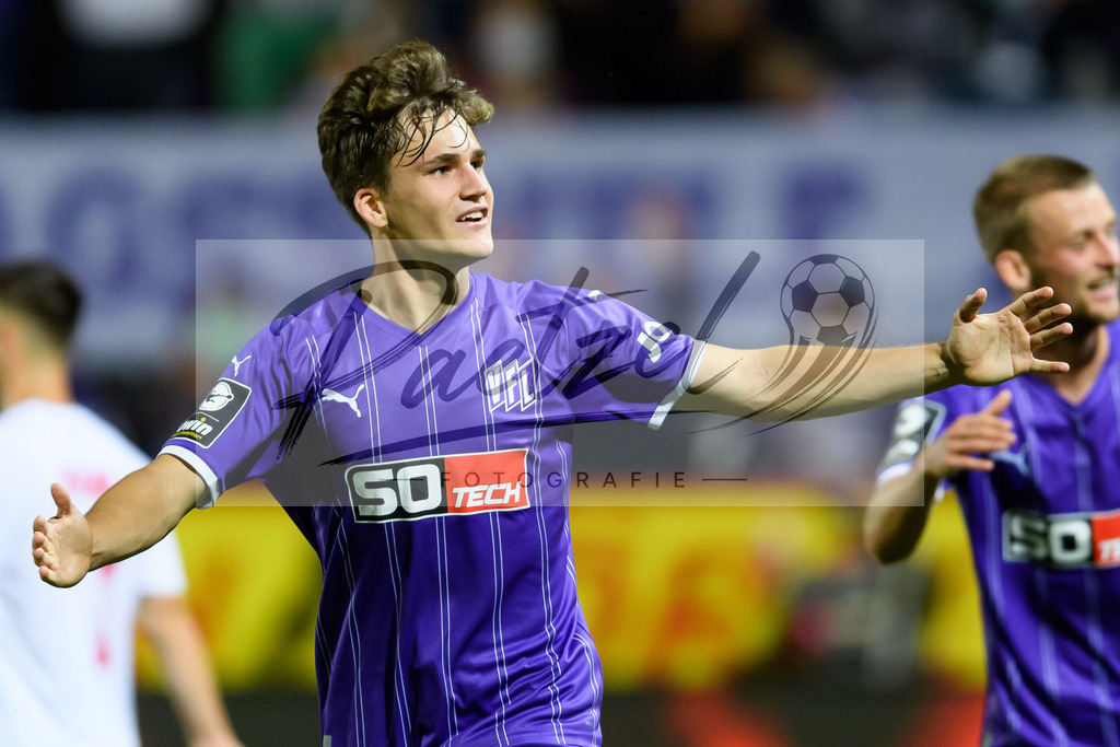 OSNVKO2021090620210906_202 | Fussball, Herren: Florian Kleinhansl (VfL Osnabrueck) Torjubel, jubelt nach seinem Treffer zum 3:0 beim Spiel der 3. Liga zwischen VfL Osnabrueck und FC Viktoria Koeln im Stadion an der Bremer Bruecke am 06.09.2021 in Osnabrueck, Deutschland.DFB / DFL REGULATIONS PROHIBIT ANY USE OF PHOTOGRAPHS AS IMAGE SEQUENCES AND/OR QUASI-VIDEO. - Realisiert mit Pictrs.com