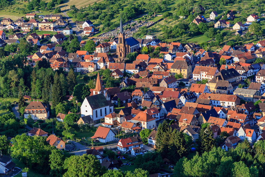 Vue aérienne: Centre du village avec l'église protestante et l'église Saint Jacques à Lembach dans le département Bas Rhin, France.Photo: IMG_080260.jpg prise le 05/06/2015 par Werner Riehm/FLY-FOTO.euRésolution de l'original: 5472 x 3648 px