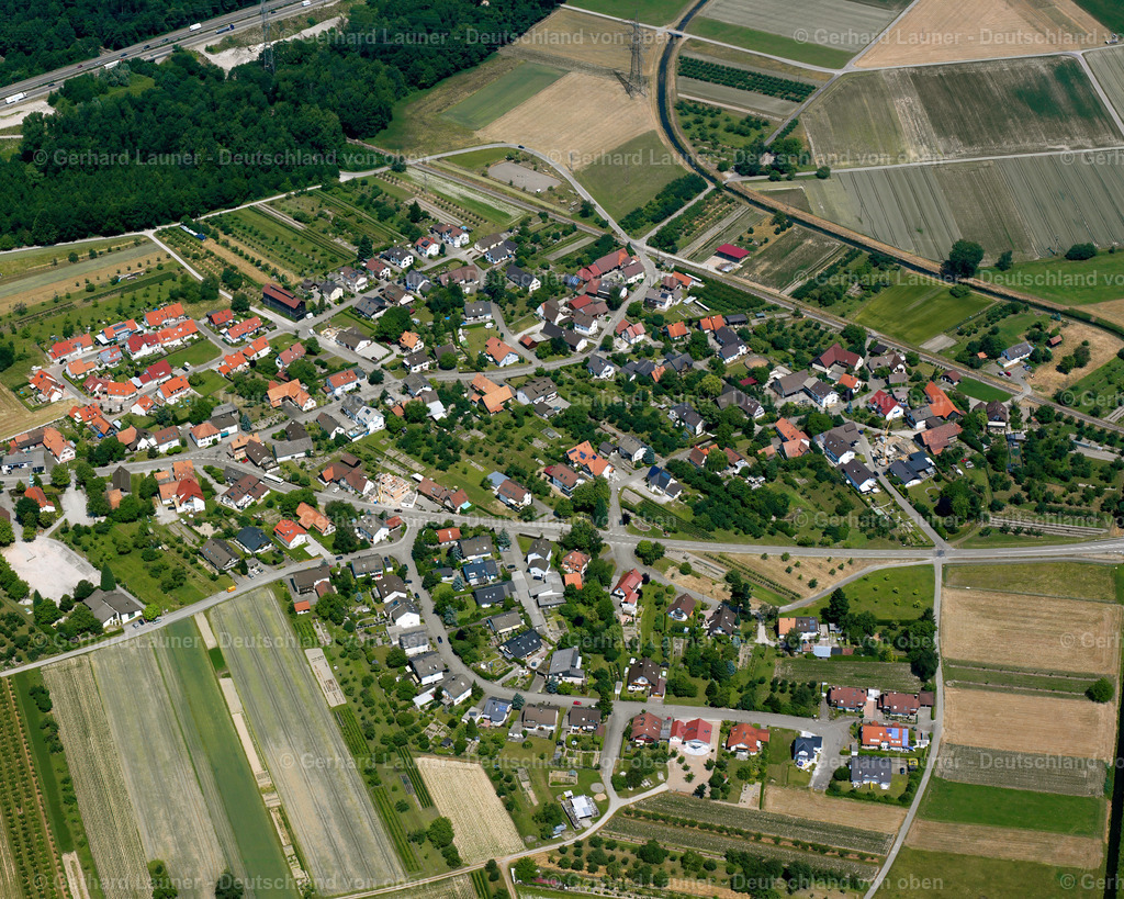 2526207 | BALZHOFEN 01.08.2005 Landwirtschaftliche Nutzflächen und Feldgrenzen  umsäumen das Siedlungsgebiet des Dorfes in Balzhofen im Bundesland Baden-Württemberg, Deutschland // Agricultural land and field boundaries surround the settlement area of the village  in Balzhofen in the state Baden-Wuerttemberg, Germany Foto: Gerhard Launer