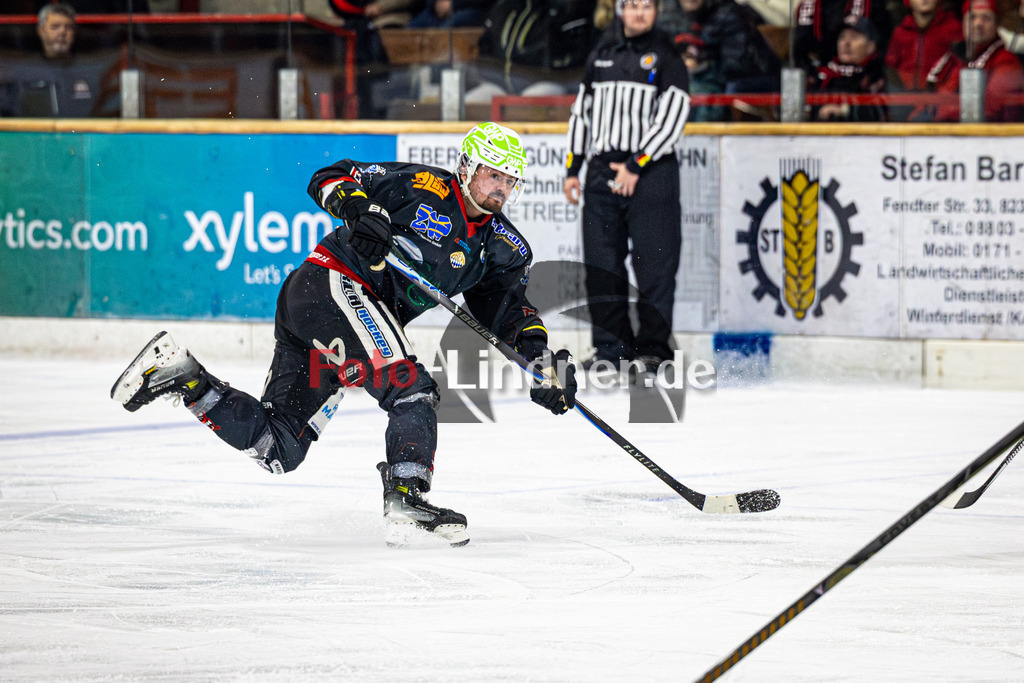 Peißenberg MINERS gegen TEV Miesbach | Eishockey Bayernliga 2025/26 Vorrunde 8. Spieltag, Peißenberg MINERS gegen TEV Miesbach, 20251107,Schlagschuß Marek HALODA (MINERS 64),2025-11-07 in Peißenberg (flatbuy Arena Peißenberg), Marek HALODA (MINERS 64)Copyright: WolfgangxLindner www.foto-lindner.de