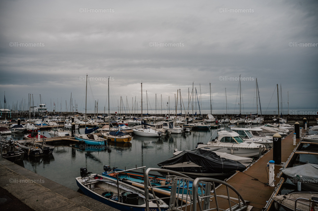 Hafen im Fischerdorf | Ruhiger Hafen in einem kleinen mediterranen Fischerdorf – ein stimmungsvolles Bild voller Charme und Gelassenheit. Perfekt als Kunstdruck, um mediterrane Atmosphäre und Ruhe in Räume zu bringen. - Realisiert mit Pictrs.com