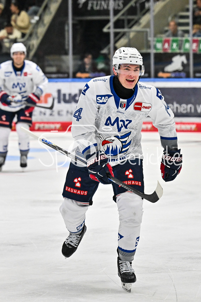 Augsburger Panther - Adler Mannheim | Jubel der Adler nach dem Treffer zum 5-3 durch Justin SCHÜTZ (Adler Mannheim 73) / Tor / Torschuetze / Freude / Happy / DEL: Augsburger Panther - Adler Mannheim; Curt Frenzel Stadion am 14.09.2025