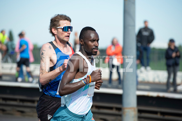 20250427-NSZ_2808 | Anthony Apori Ekai (Nr.42,Kenia) vor Erik Hille (Nr.8,GER)DEU, Düsseldorf, 27.04.2025 Uniper Düsseldorf Marathon 2025 - Realisiert mit Pictrs.com