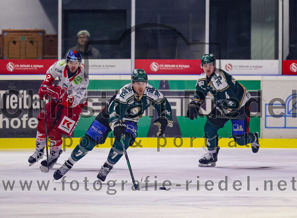 2026-01-18_065_TSV_Erding_gegen_Selber_Woelfe | Erding, Deutschland, 18.01.2026:Eishockey, Oberliga Süd 2025 / 2026, 38. Spieltag, TSV Erding gegen Selber Wölfe, Endergebnis: 2:3 n.V.Louis Trattner (Erding Gladiators, #7), Jesse Kauhanen (Erding Gladiators, #4)Foto: Christian Riedel / fotografie-riedel.net