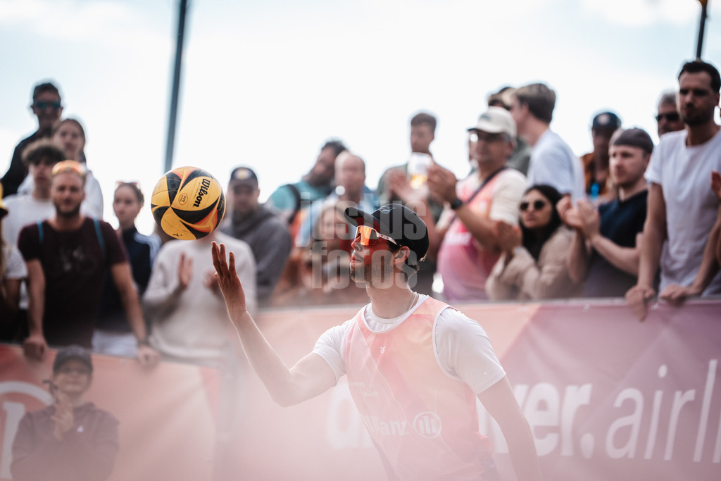 Beachvolleyball | Männer | Allianz German Beach Tour 2025 | Tourstop Düsseldorf | 17.05.2025 | Niklas Held beim Aufschlag