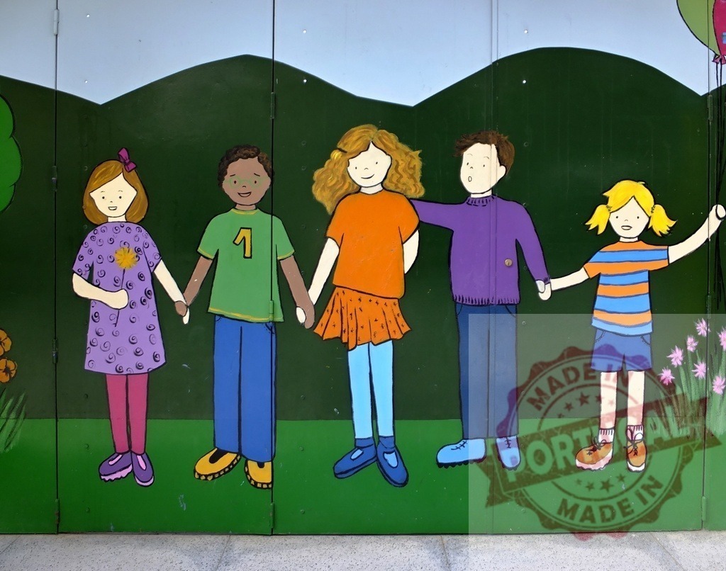 Diverse children holding hands on a colorful mural expressing unity | Mural painting depicting five children from diverse backgrounds holding hands - Realisiert mit Pictrs.com