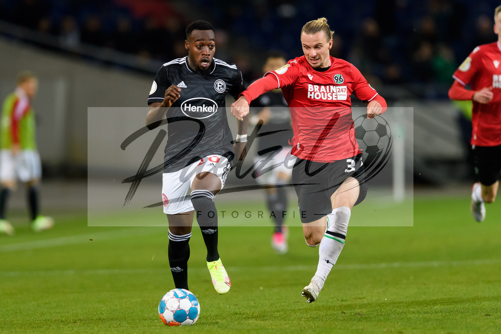 H96DUS20211027_037 | Fussball, Herren: Khaled Narey (Fortuna Duesseldorf) und Niklas Hult (Hannover 96) im Zweikampf bei dem Spiel der 2. Runde im DFB-Pokal zwischen Hannover 96 und Fortuna Duesseldorf in der HDI-Arena am 27.10.2021 in Hannover, Deutschland.DFB / DFL REGULATIONS PROHIBIT ANY USE OF PHOTOGRAPHS AS IMAGE SEQUENCES AND/OR QUASI-VIDEO. - Realisiert mit Pictrs.com