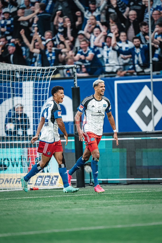 Fußball | Männer | Saison 2023/2024 | 2. Fußball-Bundesliga | 1. Spieltag | Hamburger SV vs. FC Schalke 04 | 28.07.2023 | Ransford Königsdörffer (#11, HSV) links gratuliert dem Torschützen Robert Glatzel (#9, HSV) rechts
