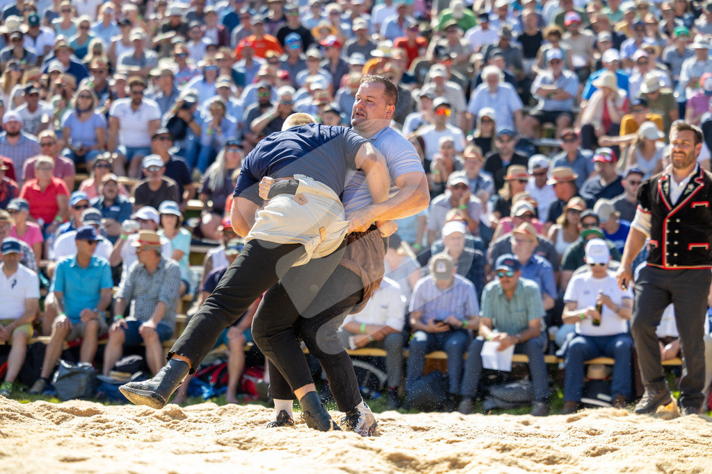 Rigi2025_2586 | Die Schwinger des Schwyzer Kantonalen Schwingerverbandes: Fotos, die Dynamik und Leidenschaft festhalten, sowie emotionale Momente aus dem traditionellen Schwingsport zeigen. - Realisiert mit Pictrs.com
