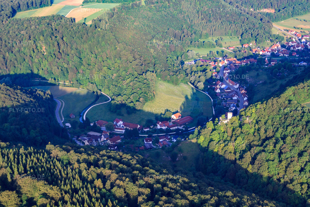 Luftbild: Dorfansicht im Tal der Großen Lauter im Ortsteil Hundersingen in Münsingen im Bundesland Baden-Württemberg in Deutschland. Foto: IMG_67615.jpg vom 09.06.2014 durch Werner Riehm/FLY-FOTO.de – Auflösung des Originals: 4752 x 3168 px