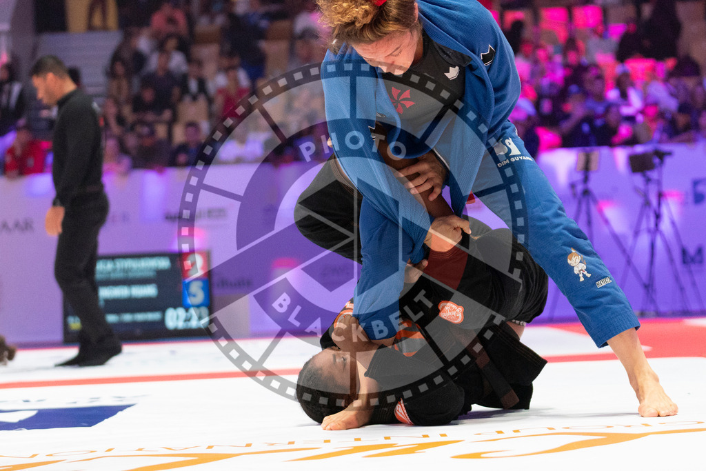 20231109PBB3741 | Fighters compete during the AJP World Professional Championship in the Mubadala Arena in Abu Dhabi, Arab United Emirates, on November 9, 2023.