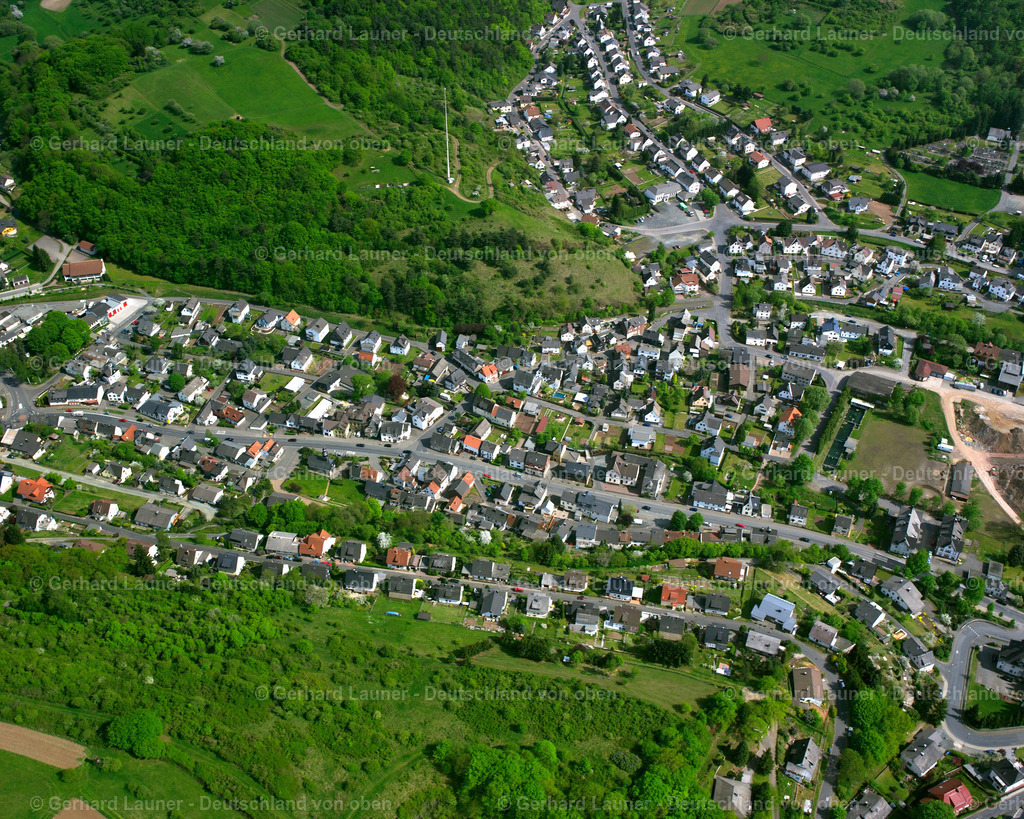 2610399 | OBERSCHELD 09.06.2006 Ortsansicht der Straßen und Häuser der Wohngebiete in Oberscheld im Bundesland Hessen, Deutschland // Town View of the streets and houses of the residential areas in Oberscheld in the state Hesse, Germany Foto: Gerhard Launer