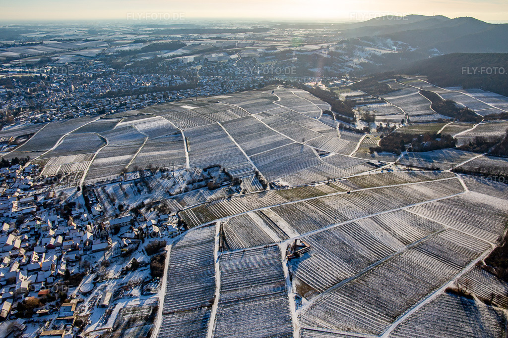 Luftbild: Deutsche Weinlage Sonnenberg auf französischem Grund im Winter bei Schnee von Norden in Wissembourg im Bundesland Bas-Rhin in Frankreich. Foto: IMG_139713.jpg vom 16.01.2024 durch Werner Riehm/FLY-FOTO.de