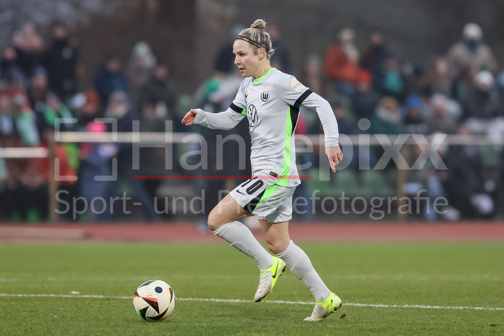 Fussball, Google Pixel Frauen-Bundesliga, SV Werder Bremen - VfL Wolfsburg | v.li.: Svenja Huth (VfL Wolfsburg, 10) am Ball, Freisteller, Einzelbild, Ganzkörper, Aktion, Action, Spielszene, DIE DFB-RICHTLINIEN UNTERSAGEN JEGLICHE NUTZUNG VON FOTOS ALS SEQUENZBILDER UND/ODER VIDEOÄHNLICHE FOTOSTRECKEN. DFB REGULATIONS PROHIBIT ANY USE OF PHOTOGRAPHS AS IMAGE SEQUENCES AND/OR QUASI-VIDEO.
