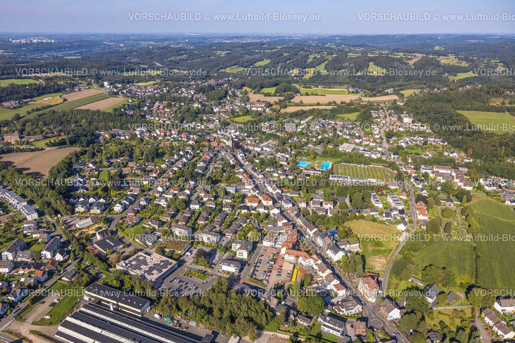Sprockhoevel240811037 | Luftbild, Wohngebiet Ortseinsicht mit Freibad und Fußballstadion Baumhofstadion TSG 1881 Sprockhövel e.V., Fernsicht mit Waldgebiet, Niedersprockhövel, Sprockhövel, Ruhrgebiet, Nordrhein-Westfalen, Deutschland