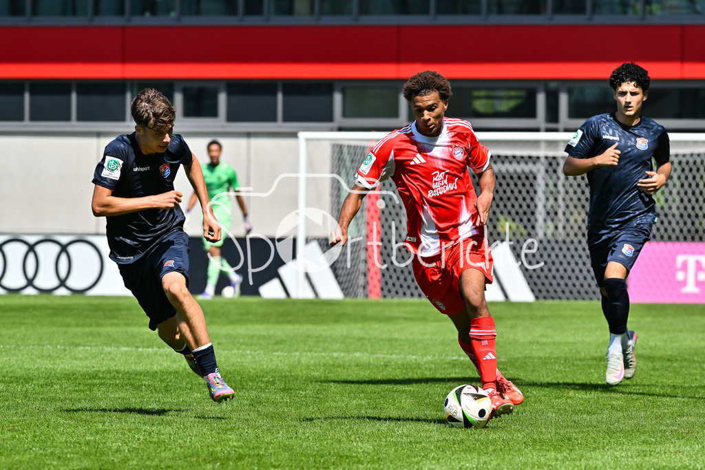 FC Bayern München U19 - SpVgg Unterhaching U19 | im Duell Niklas PFEIFFER (Haching 19) und Sadiki CHEMWOR (FCB #11) / Zweikampf / U19 DFB-Nachwuchsliga: FC Bayern München U19 - SpVgg Unterhaching U19; FC Bayern Campus am 10.08.2025