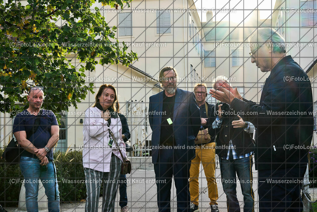 ALP6233_TdBerufsfotografie_Baden_Faber ueber Koppitz | (C)FotoLois.com, Alois Spandl, Tage der NÖ Berufsfotografie in Baden, Rundgang durch die Ausstellung Rudolph Koppitz mit Kunsthändler und Galerist Johannes Faber, Fr 6. Oktober 2023.